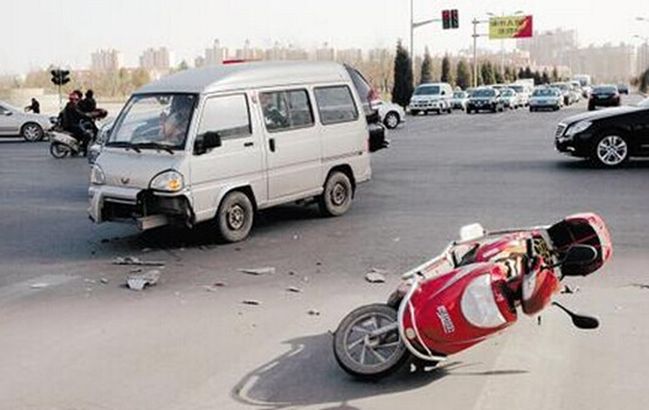 未成年闯红灯撞到人怎么判,闯红灯撞到人保险公司赔吗