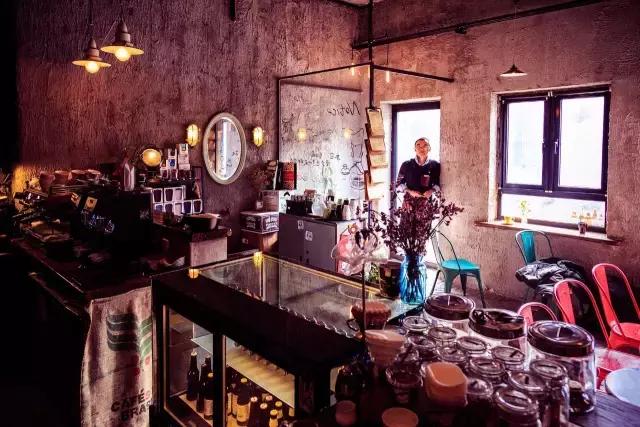 一对夫妻一墙之隔开两家咖啡店,上演的不是相爱相杀,而是了解