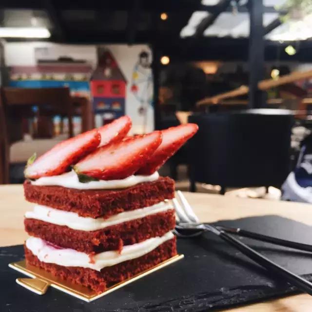 一对夫妻一墙之隔开两家咖啡店,上演的不是相爱相杀,而是了解