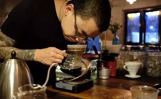 一对夫妻一墙之隔开两家咖啡店,上演的不是相爱相杀,而是了解