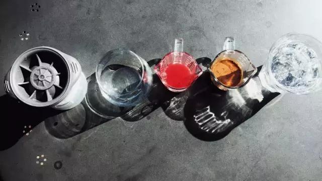 一对夫妻一墙之隔开两家咖啡店,上演的不是相爱相杀,而是了解