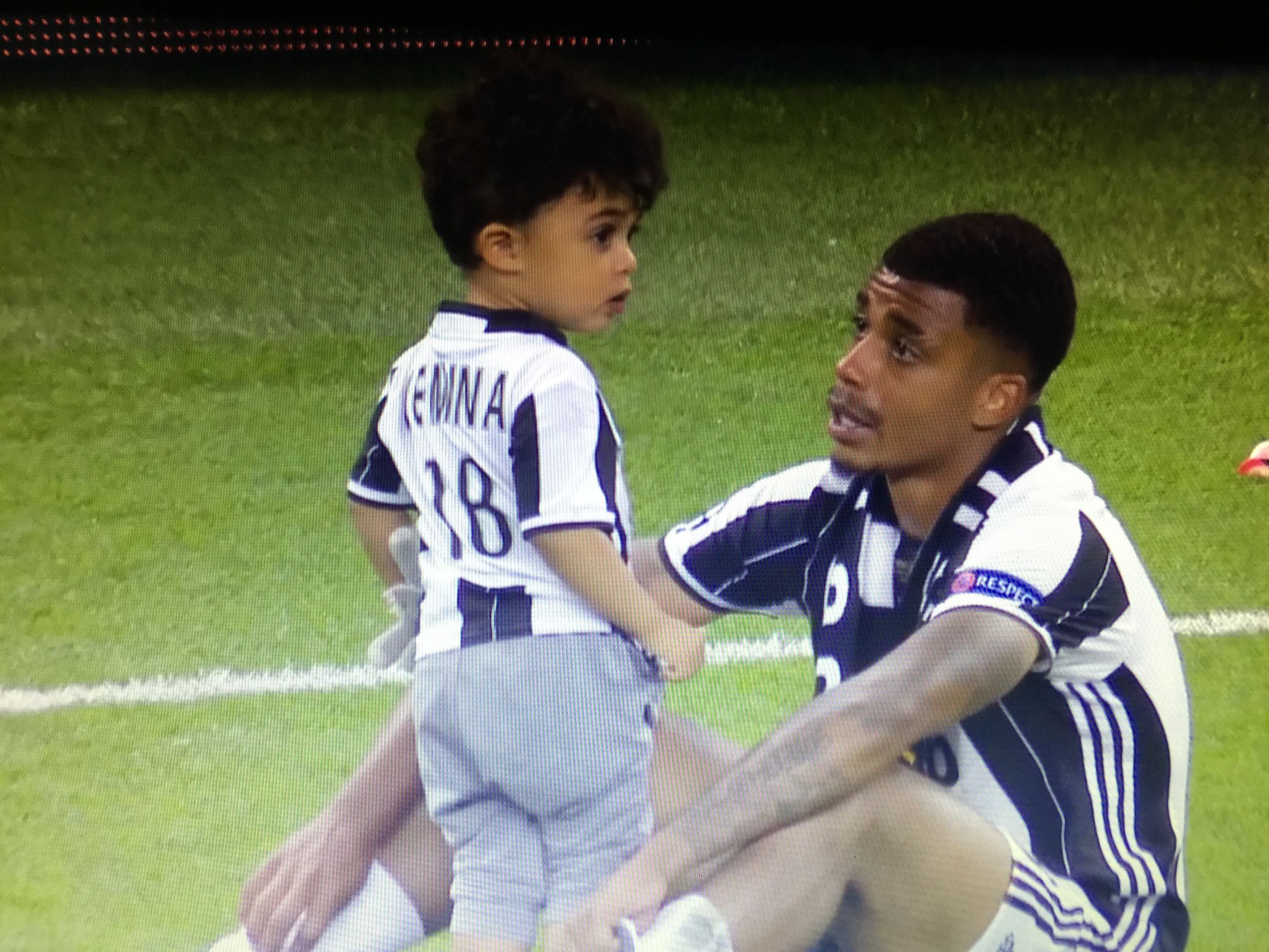 17-18欧冠皇马vs尤文图斯回放,2022欧冠皇马夺冠伯纳乌现场