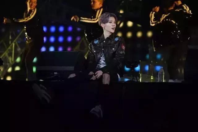 鹿晗破洞裤是什么梗,鹿晗穿破洞裤