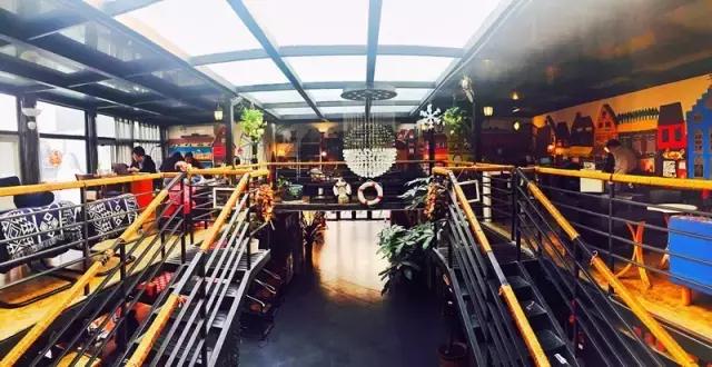 一对夫妻一墙之隔开两家咖啡店,上演的不是相爱相杀,而是了解