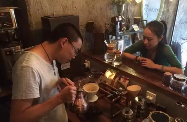 一对夫妻一墙之隔开两家咖啡店,上演的不是相爱相杀,而是了解