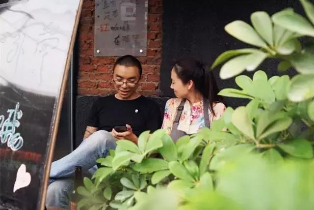 一对夫妻一墙之隔开两家咖啡店,上演的不是相爱相杀,而是了解