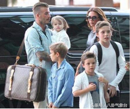 贝克汉姆：比和小七玩亲亲，网友关注点却是他的纹身，满满都是爱