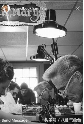 贝克汉姆：比和小七玩亲亲，网友关注点却是他的纹身，满满都是爱