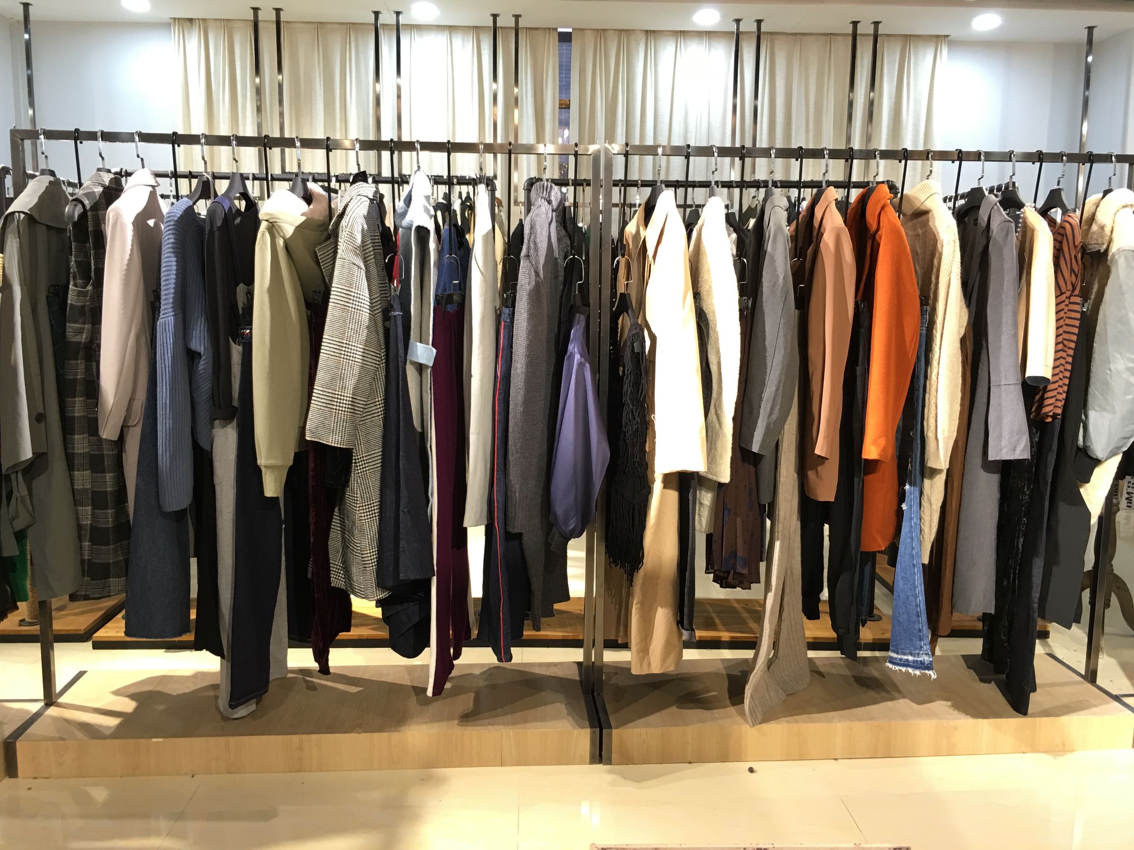 女装批发一手货源厂家,品牌折扣女装正品哪里拿货