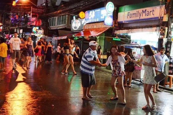 普吉岛芭东酒吧街旅游介绍,普吉岛芭东海滩酒吧街