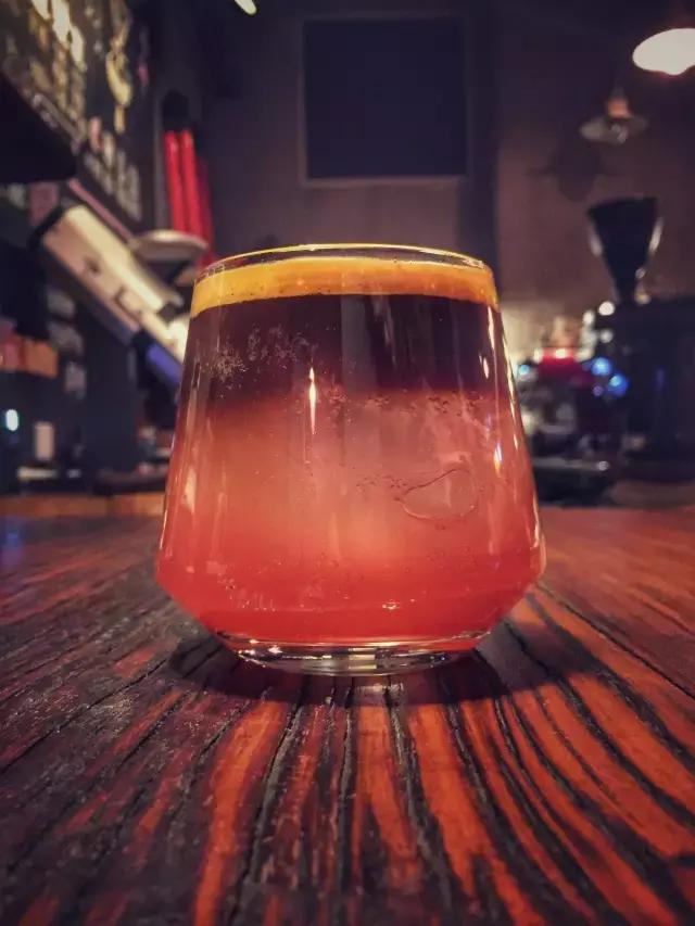 一对夫妻一墙之隔开两家咖啡店,上演的不是相爱相杀,而是了解