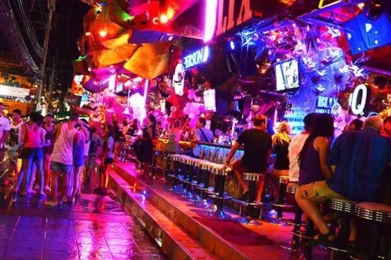 普吉岛芭东酒吧街旅游介绍,普吉岛芭东海滩酒吧街