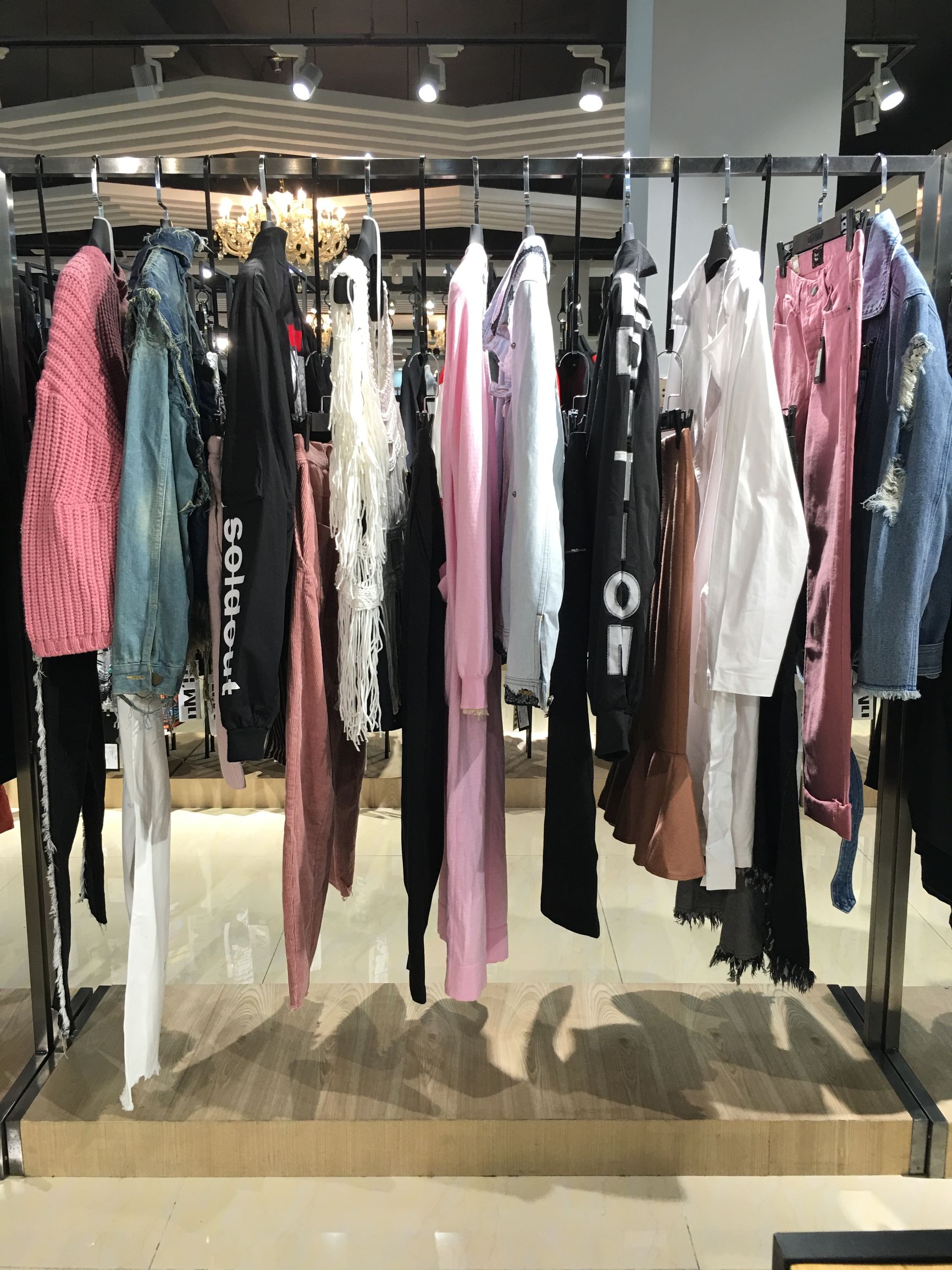 女装批发一手货源厂家,品牌折扣女装正品哪里拿货