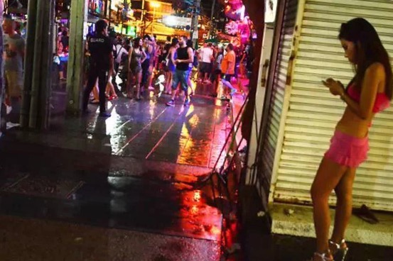 普吉岛芭东酒吧街旅游介绍,普吉岛芭东海滩酒吧街