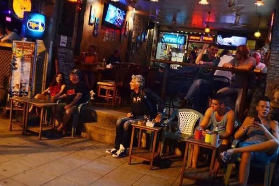 普吉岛芭东酒吧街旅游介绍,普吉岛芭东海滩酒吧街