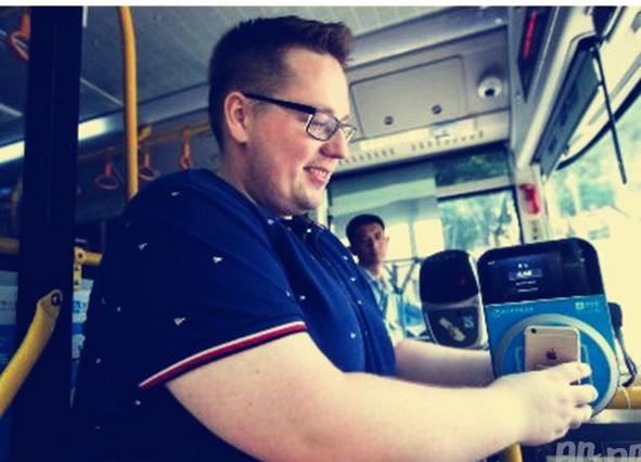 iphone13pronfc刷公交卡,iphonenfc可以给公交卡充值吗