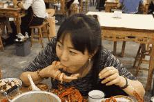 95斤美女一小时吃1000只小龙虾,女子吃40斤小龙虾