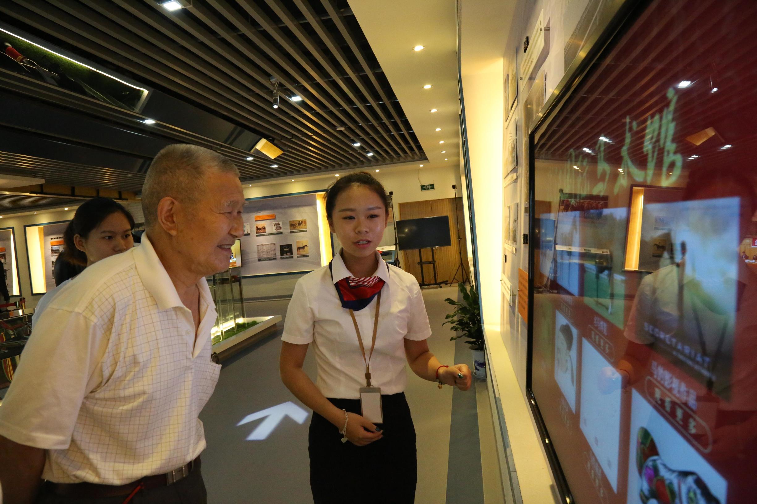 年近八旬市民饶有兴致参观武商院校史馆