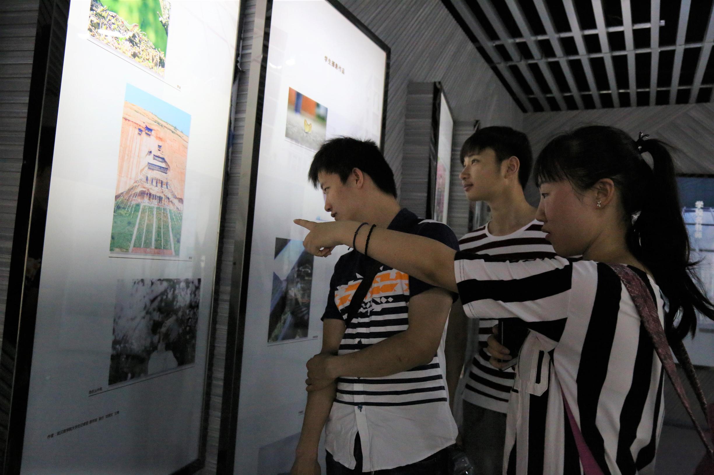 年近八旬市民饶有兴致参观武商院校史馆