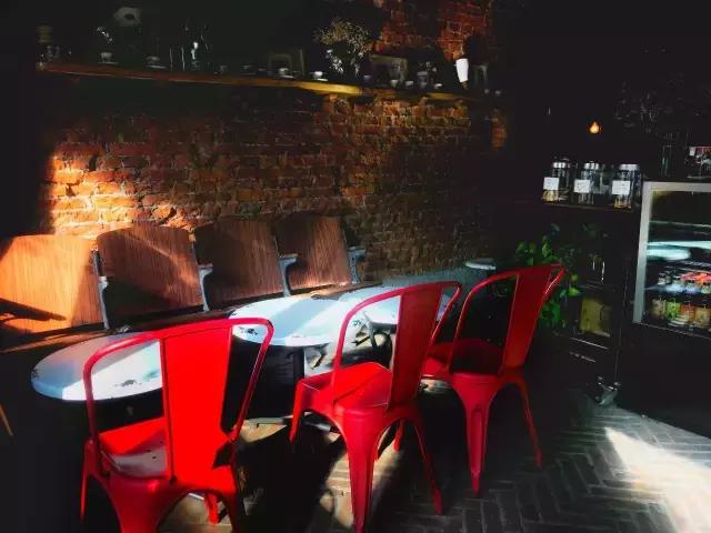 一对夫妻一墙之隔开两家咖啡店,上演的不是相爱相杀,而是了解