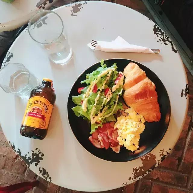 一对夫妻一墙之隔开两家咖啡店,上演的不是相爱相杀,而是了解