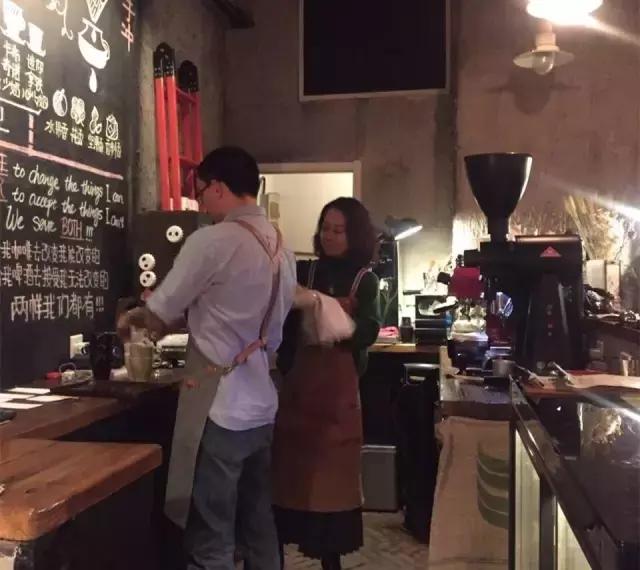 一对夫妻一墙之隔开两家咖啡店,上演的不是相爱相杀,而是了解
