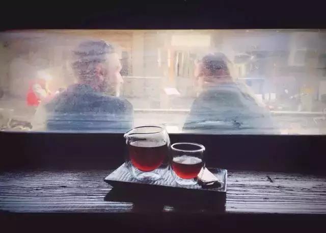 一对夫妻一墙之隔开两家咖啡店,上演的不是相爱相杀,而是了解