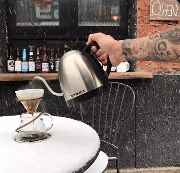 一对夫妻一墙之隔开两家咖啡店,上演的不是相爱相杀,而是了解