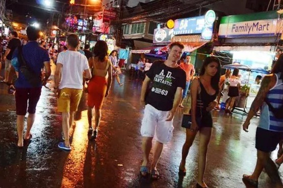 普吉岛芭东酒吧街旅游介绍,普吉岛芭东海滩酒吧街