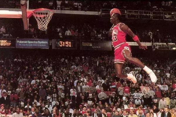 拉里·伯德之后美国白人球星几乎绝迹，乔丹一手遮天，征服所有黑人白人球迷