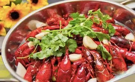 湖北潜江五七油焖大虾火爆场面,正宗潜江五七油焖大虾荆州店