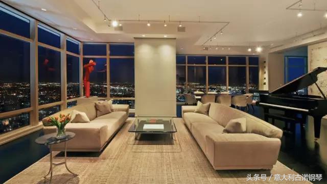 钢琴搬回家方法,钢琴在客厅如何布置