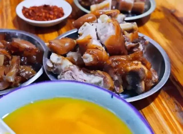 成都的夏夜,就适合穿起拖板儿鞋,整点卤菜,来盘冷啖杯!