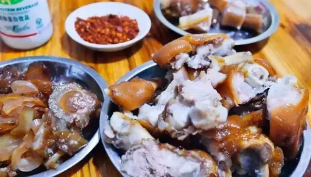 成都的夏夜,就适合穿起拖板儿鞋,整点卤菜,来盘冷啖杯!