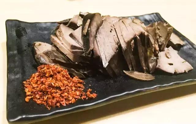 成都的夏夜,就适合穿起拖板儿鞋,整点卤菜,来盘冷啖杯!