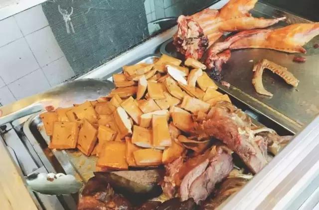 成都的夏夜,就适合穿起拖板儿鞋,整点卤菜,来盘冷啖杯!