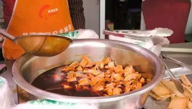 成都的夏夜,就适合穿起拖板儿鞋,整点卤菜,来盘冷啖杯!