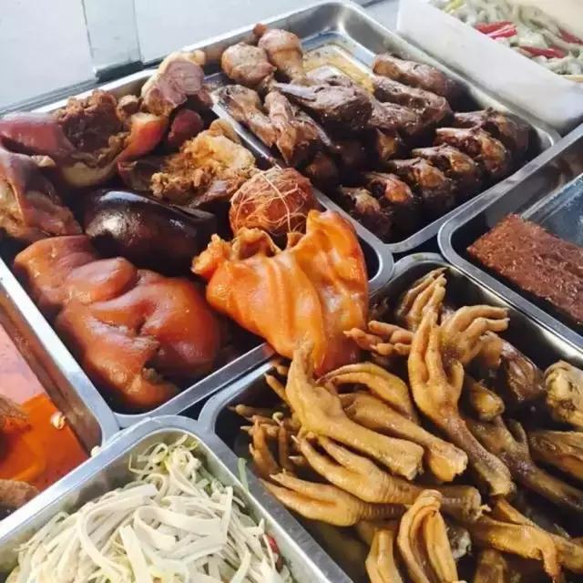 成都的夏夜,就适合穿起拖板儿鞋,整点卤菜,来盘冷啖杯!