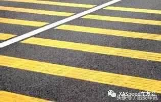 高速行驶遇到这4种标线要当心,高速路上那些让你凌乱的路面标线