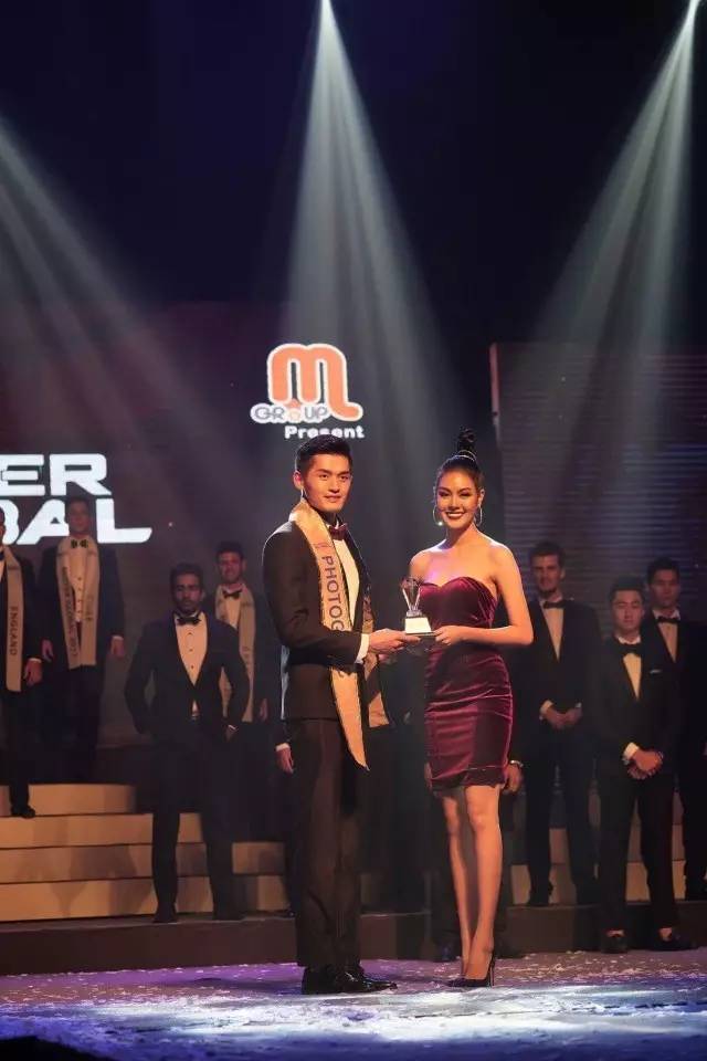 学院风格时装发布会,完整的服装发布会