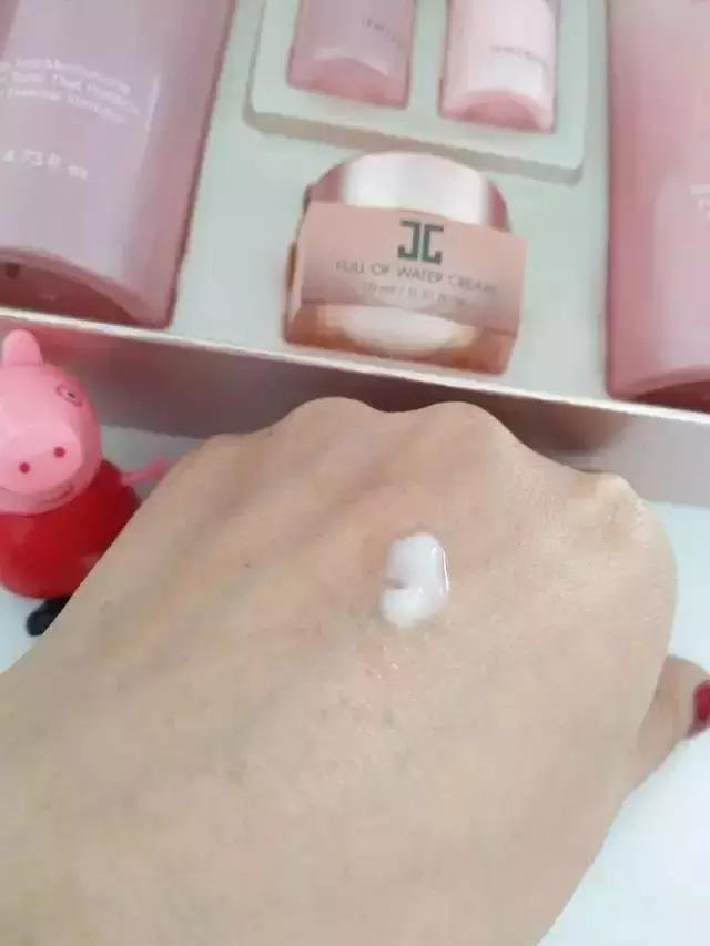 关雎尔月薪3000元，竟然也买得起贵妇水乳？