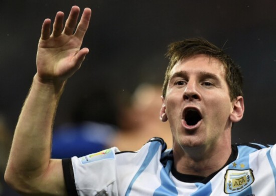 他不仅改变了自己的侏儒命运，还成就了世界足坛的一个传说