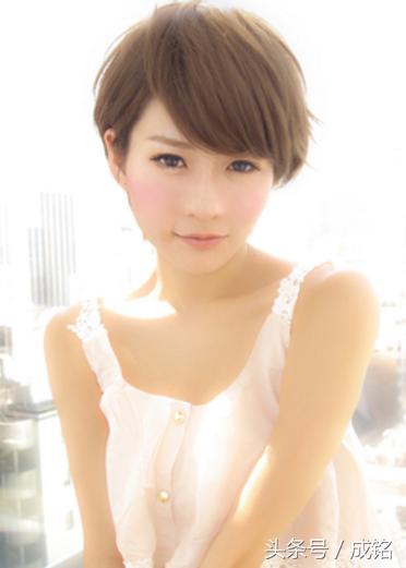 短发碎发发型女2022流行发型减龄,短发碎发发型女2020流行发型干练