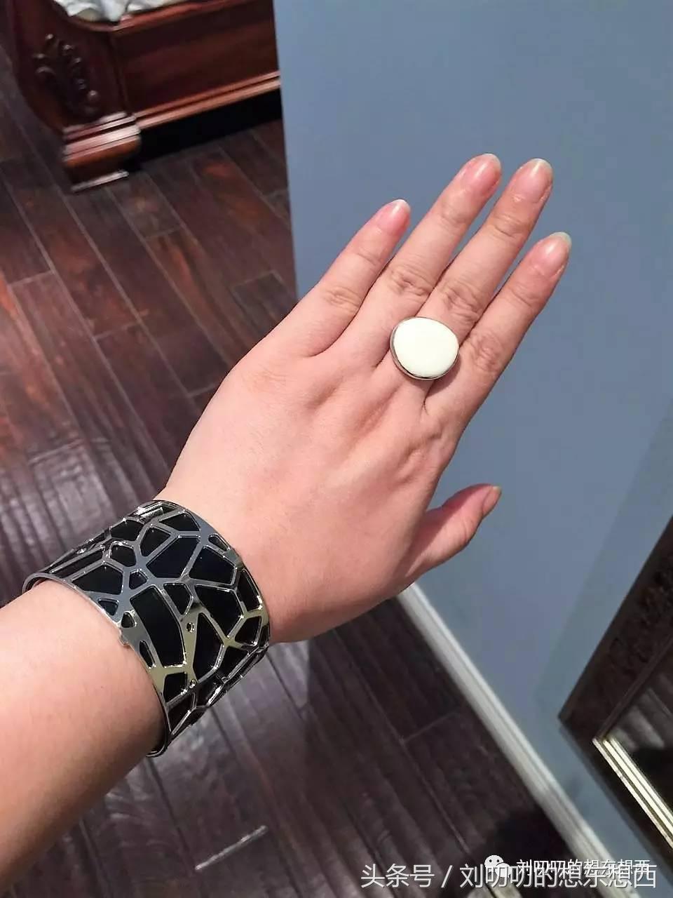 如何把严肃的正装西服穿出不羁感-一日一Look之黑白配二