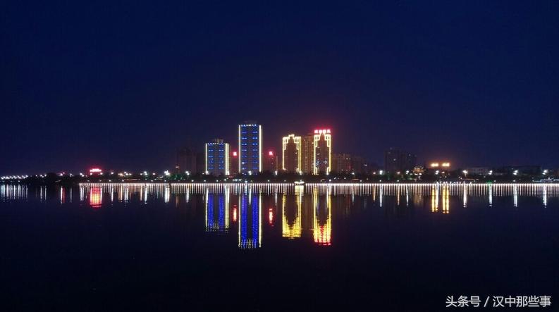 夜色dj女声版敢问路在何方,敢问路在何方路就在你脚下图片