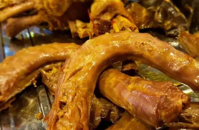 成都的夏夜,就适合穿起拖板儿鞋,整点卤菜,来盘冷啖杯!