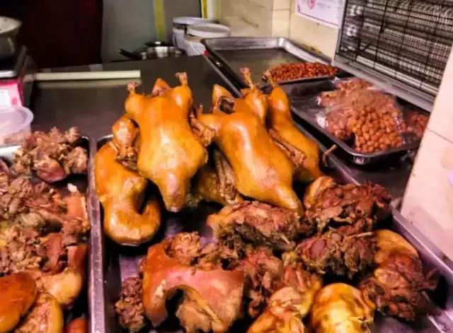 成都的夏夜,就适合穿起拖板儿鞋,整点卤菜,来盘冷啖杯!