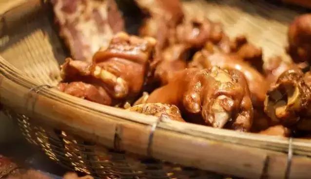 成都的夏夜,就适合穿起拖板儿鞋,整点卤菜,来盘冷啖杯!