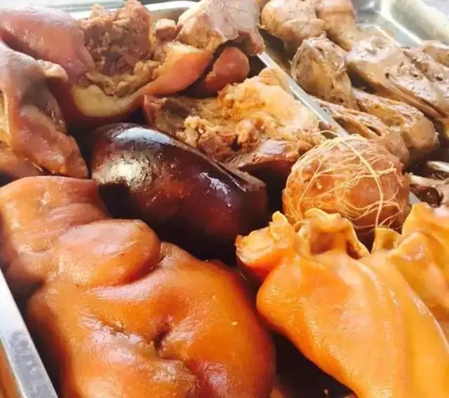 成都的夏夜,就适合穿起拖板儿鞋,整点卤菜,来盘冷啖杯!