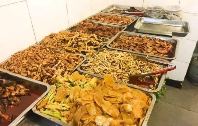 成都的夏夜,就适合穿起拖板儿鞋,整点卤菜,来盘冷啖杯!